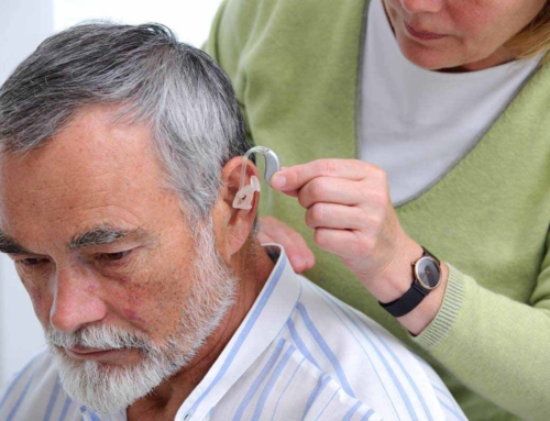 A látásunk javítása nem nagy ügy, a hallókészülék viseléséből mégis problémát csinálunk. Miért?